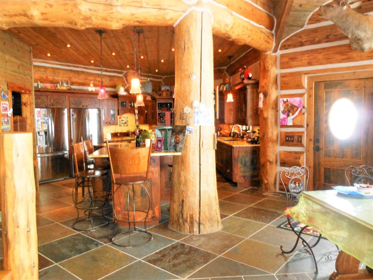 Mcdonald'S Ranch Lodge Gardiner Exterior photo